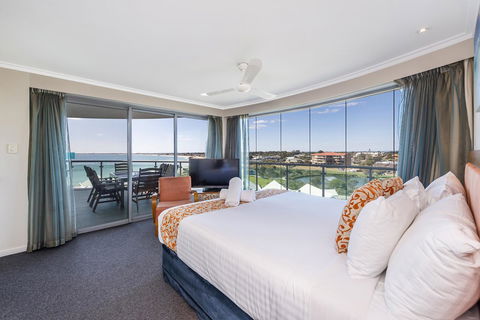 A 406 FANTASTIC OCEAN BEACH And MARINA VIEW APT - MANDURAH - Taree Accommodation 13