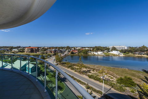 A 406 FANTASTIC OCEAN BEACH And MARINA VIEW APT - MANDURAH - Taree Accommodation 11