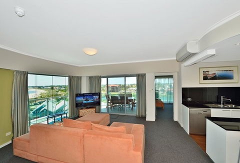 A 406 FANTASTIC OCEAN BEACH And MARINA VIEW APT - MANDURAH - Taree Accommodation 10