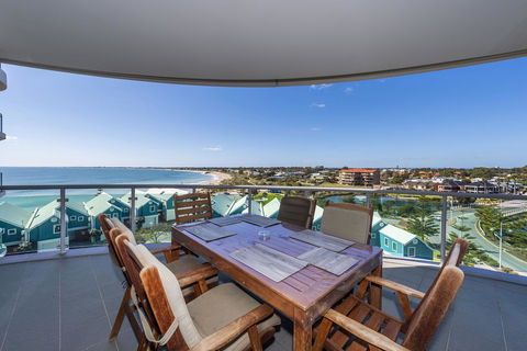 A 406 FANTASTIC OCEAN BEACH And MARINA VIEW APT - MANDURAH - Taree Accommodation 4