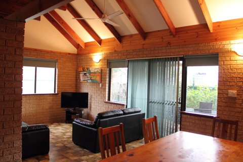 Kestrel Chalets - Taree Accommodation 8