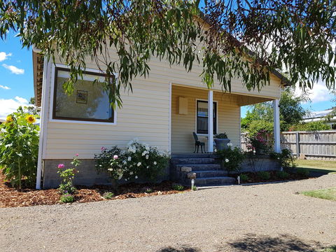 The Manager\'s Cottage - Taree Accommodation 0