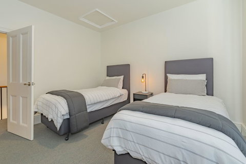 4 Bedroom House - Hobart CBD - Free Parking - Free WIFI - Taree Accommodation 13