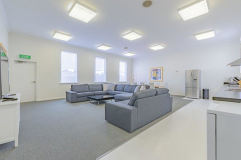 4 Bedroom House - Hobart CBD - Free Parking - Free WIFI - Taree Accommodation 9