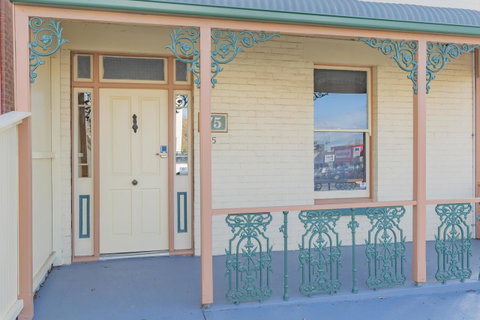 4 Bedroom House - Hobart CBD - Free Parking - Free WIFI - Taree Accommodation 25