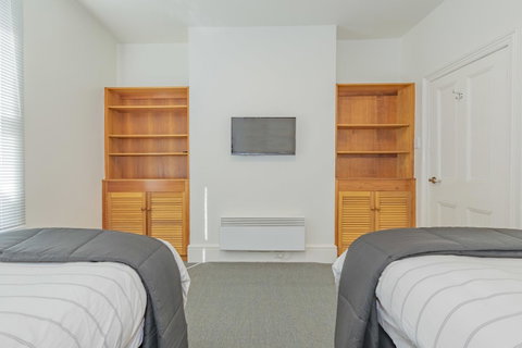 4 Bedroom House - Hobart CBD - Free Parking - Free WIFI - Taree Accommodation 15