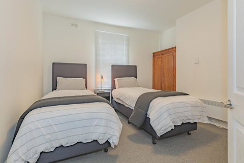 4 Bedroom House - Hobart CBD - Free Parking - Free WIFI - Taree Accommodation 3