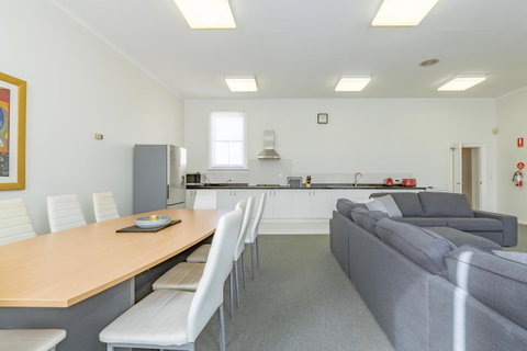 4 Bedroom House - Hobart CBD - Free Parking - Free WIFI - Taree Accommodation 16