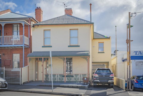 4 Bedroom House - Hobart CBD - Free Parking - Free WIFI - Taree Accommodation 5