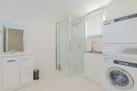 4 Bedroom House - Hobart CBD - Free Parking - Free WIFI - Taree Accommodation 4