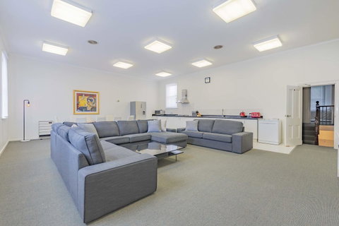 4 Bedroom House - Hobart CBD - Free Parking - Free WIFI - Taree Accommodation 17