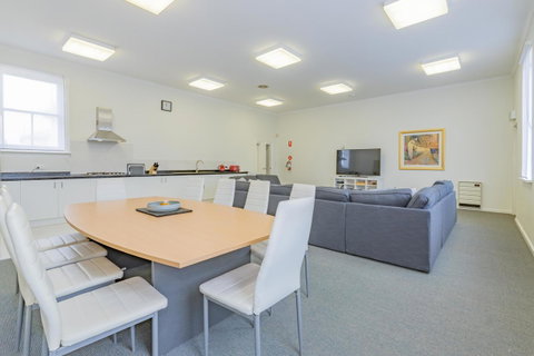 4 Bedroom House - Hobart CBD - Free Parking - Free WIFI - Taree Accommodation 0
