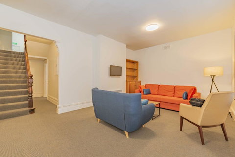 4 Bedroom House - Hobart CBD - Free Parking - Free WIFI - Taree Accommodation 6