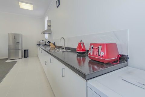 4 Bedroom House - Hobart CBD - Free Parking - Free WIFI - Taree Accommodation 2
