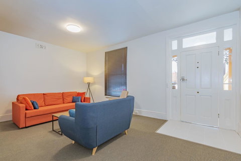 4 Bedroom House - Hobart CBD - Free Parking - Free WIFI - Taree Accommodation 10