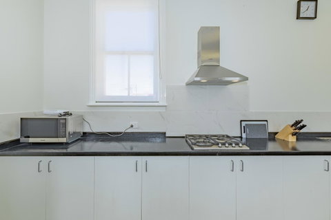 4 Bedroom House - Hobart CBD - Free Parking - Free WIFI - Taree Accommodation 8