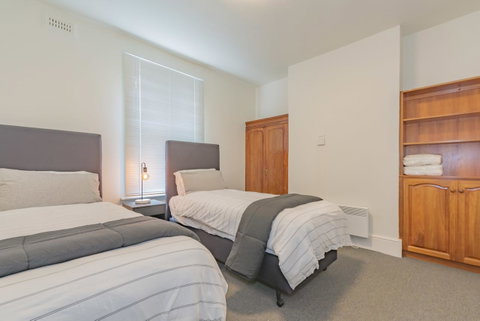 4 Bedroom House - Hobart CBD - Free Parking - Free WIFI - Taree Accommodation 1