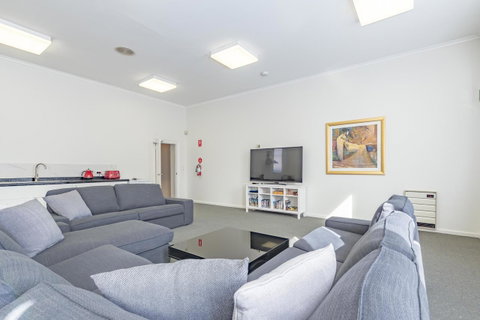 4 Bedroom House - Hobart CBD - Free Parking - Free WIFI - Taree Accommodation 12