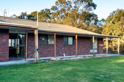 Acton Park Holiday Units - Taree Accommodation 1