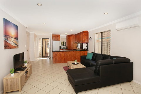 Oomoo 27b - 4 BDRM Townhouse - Close To Beaches - Taree Accommodation 3