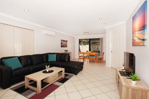 Oomoo 27b - 4 BDRM Townhouse - Close To Beaches - Taree Accommodation 2