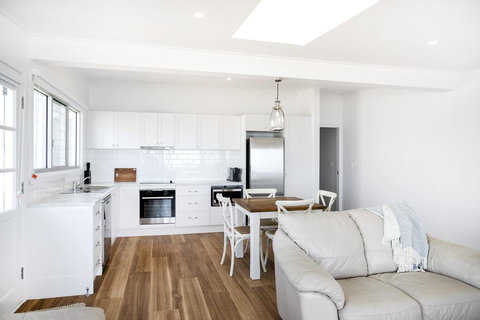 Pa's Beach House - Apartment 2 - Taree Accommodation 3