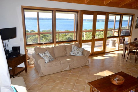 Pelican Lagoon Cabin - Taree Accommodation 1