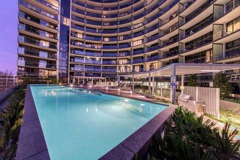Perfectly Located Modern Apartment - Canberra CBD - Taree Accommodation 1