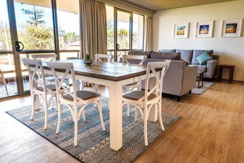 PERFECTLY POSITIONED BEACHFRONT APARTMENT-GREAT LOCATION WITH OCEAN VIEWS - Taree Accommodation 2