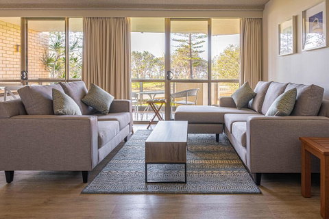 PERFECTLY POSITIONED BEACHFRONT APARTMENT-GREAT LOCATION WITH OCEAN VIEWS - Taree Accommodation 3