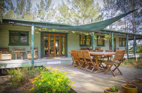 Red Tractor Retreat - Taree Accommodation 1