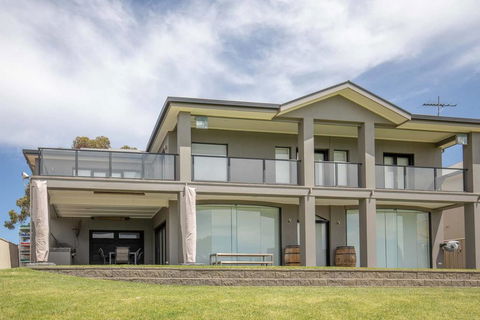 River Devine - Taree Accommodation 0