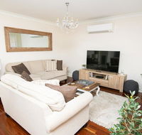 Roselawn Entertainer Large  Luxurious Sleeps 12 - Taree Accommodation