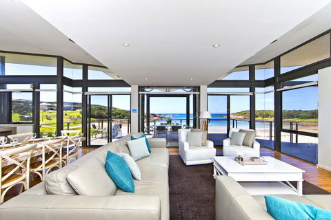 Sails On The Beachfront - Exclusive Seaside Home - Taree Accommodation 3