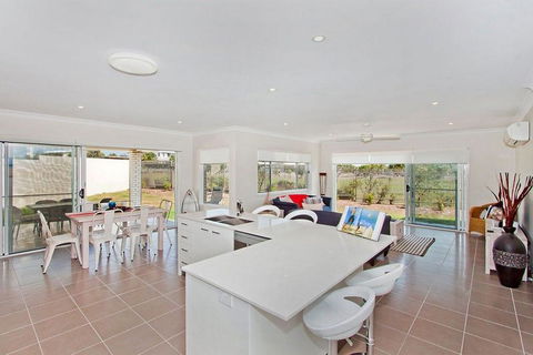 SALTY PAUSE @ BONDI HOUSE - Taree Accommodation 1