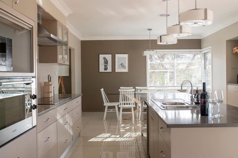 Sampson St, Large Stylish CBD Home, Sleeps 11 - Taree Accommodation 2