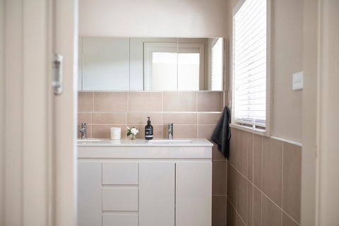 Sampson St, Large Stylish CBD Home, Sleeps 11 - Taree Accommodation 3