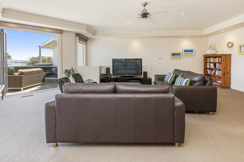 SEA GRANGE - MORNINGTON - Taree Accommodation 2