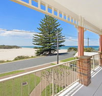SEASCAPE - An Enticing Lakeside Escape - Taree Accommodation
