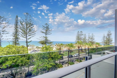 SPIN13- ESCAPE TO MOOLOOLABA - Taree Accommodation 0
