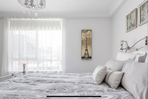 Stunning Burleigh Beach Apartment - Taree Accommodation 3