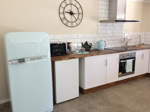 TAKURA HEIGHTS Modern Country Apartment With Pool Access - Taree Accommodation 3