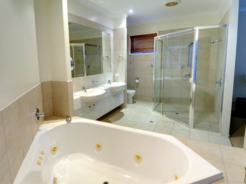 Tarcoola 41 - 5 BDRM Canal Home With Pool - Taree Accommodation 2