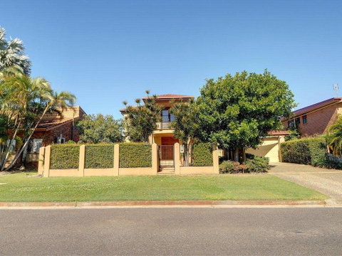 Tarcoola 41 - 5 BDRM Canal Home With Pool - Taree Accommodation 1