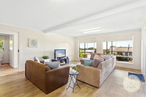 TASSIE SEASIDE SERENITY - L'Abode Accommodation - Taree Accommodation 1