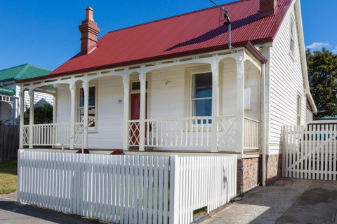Brampton Cottage - Taree Accommodation 0