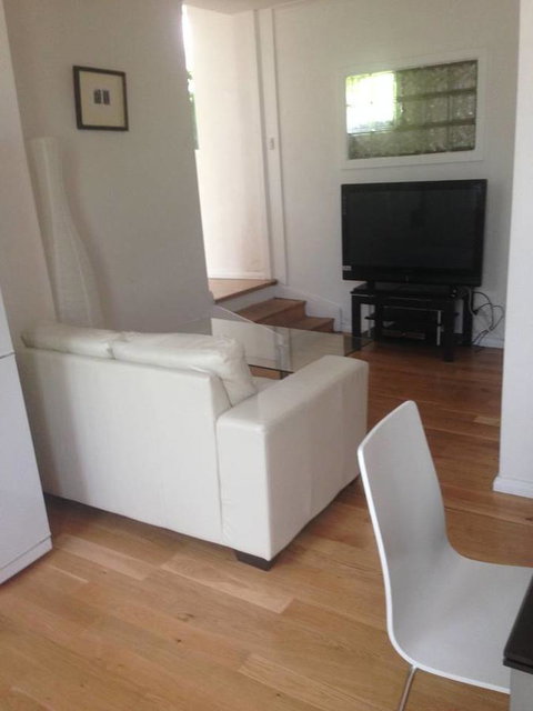 Hobart Colonial Apartment - Taree Accommodation 6