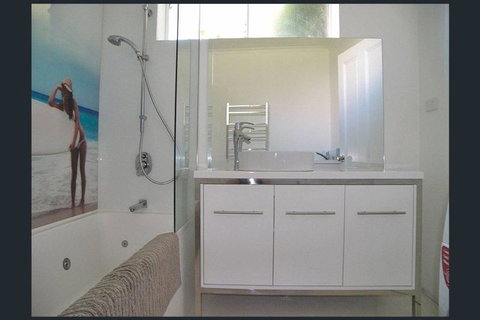 Hobart Colonial Apartment - Taree Accommodation 2
