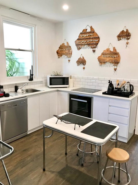 Devine Stays - Rupert #1 NOHO Art Apartment - Taree Accommodation 8