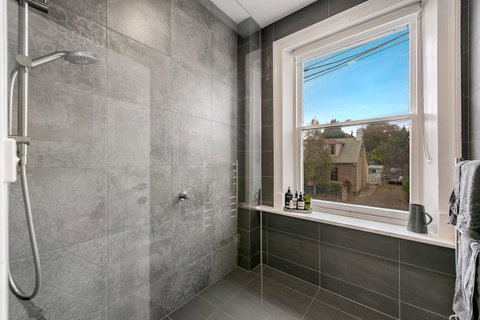 City Retreat Hobart - Taree Accommodation 9